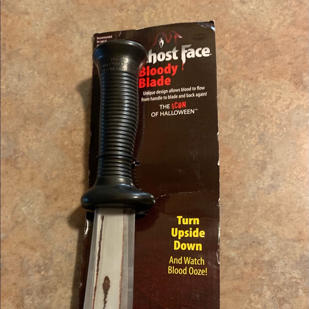Scream 4 Ghost Face bleeding knife 2011